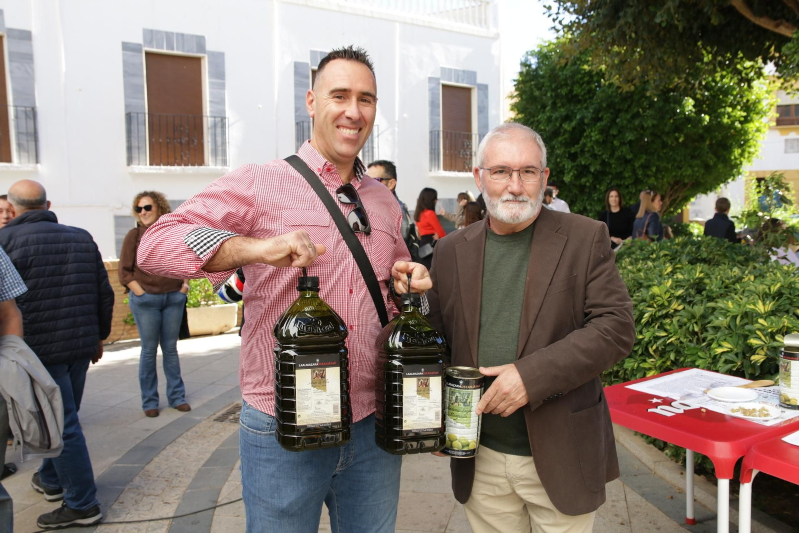 Las imágenes del concurso de lanzamiento de hueso de aceituna de Canjáyar