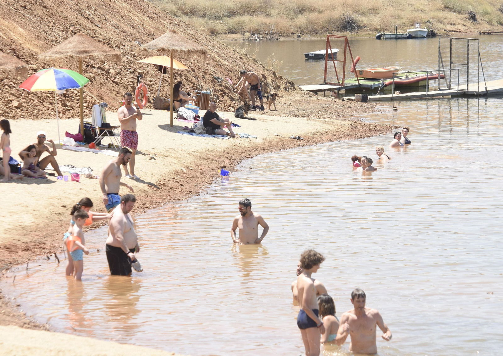 Un recorrido fotográfico por la playa cordobesa de La Breña, la única con Bandera Azul del interior de Andalucía