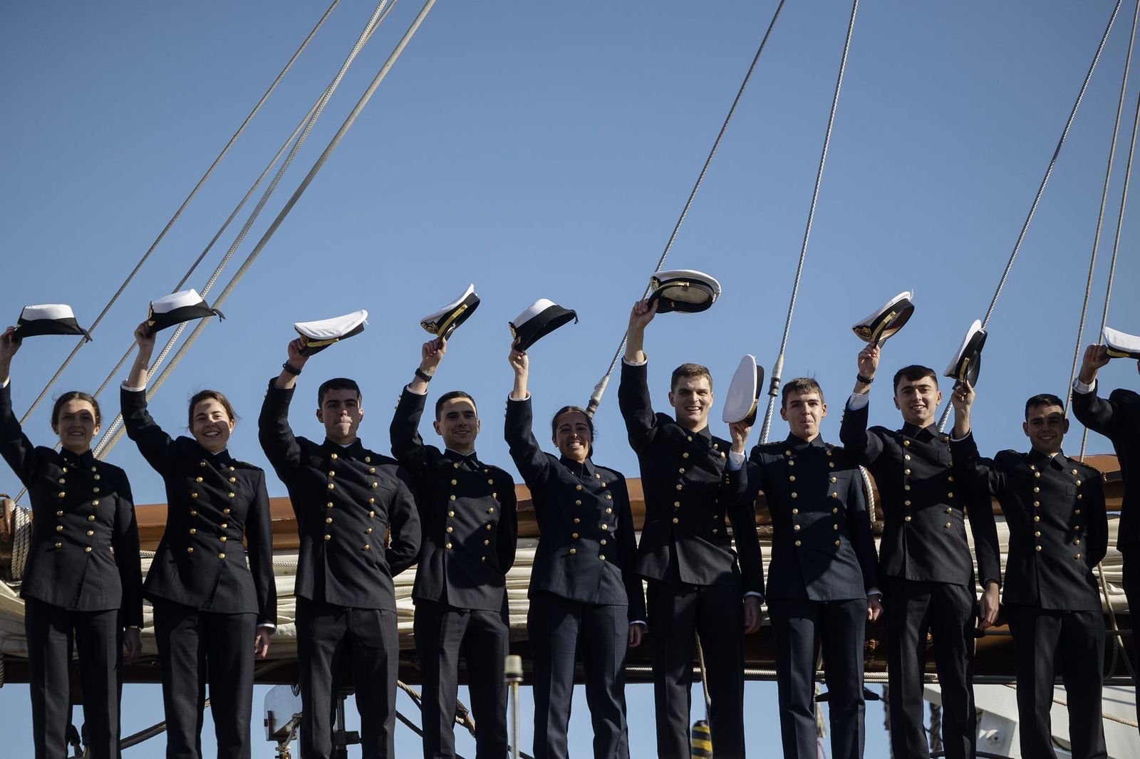 Las imágenes de la despedida del Juan Sebastián de Elcano