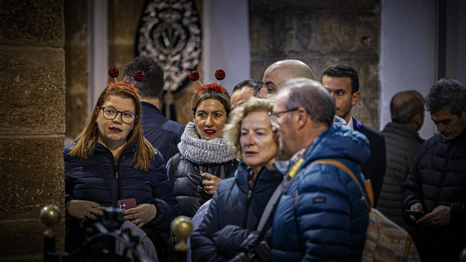 Las imágenes del besapié del primer viernes de marzo al Medinaceli en la Iglesia de Santa Cruz de Cádiz