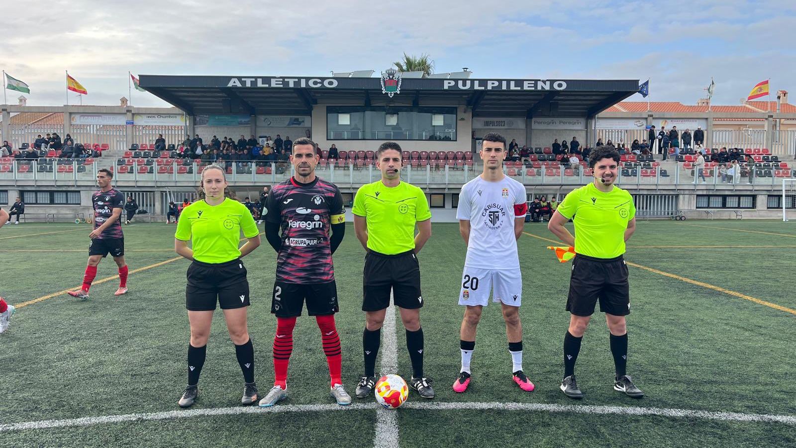 Los capitanes del Atlético Pulpileño y Cartagena B posan con el trío arbitral antes del comienzo de la contienda.
