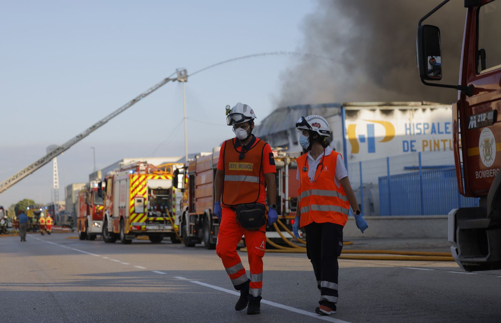 Las fotos del incendio de la fábrica de pinturas