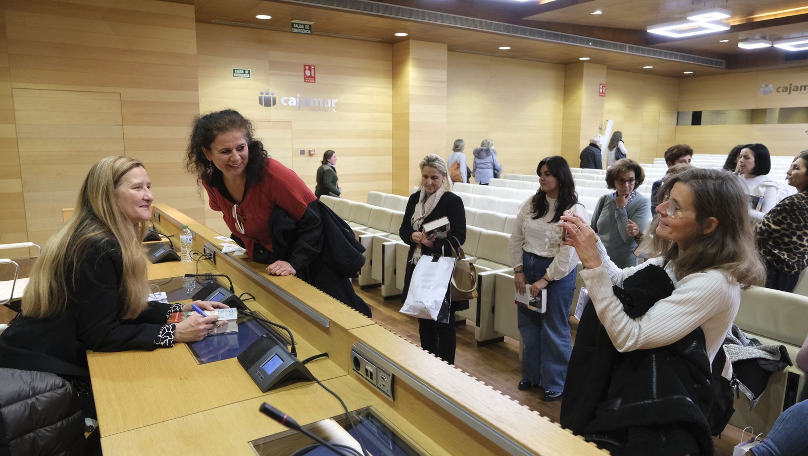Imágenes del Diario de los Libros con la escritora ganadora del Premio Planeta 2022, Luz Gabás