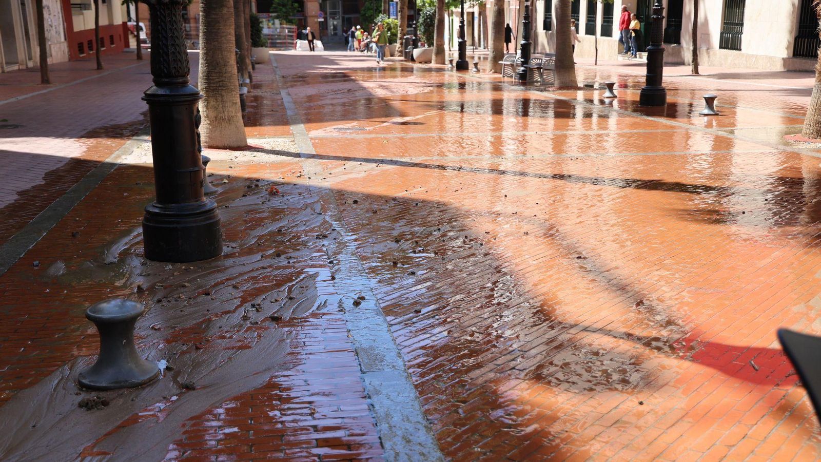 Imágenes de la fuga de agua en el centro de Huelva en la mañana de este martes