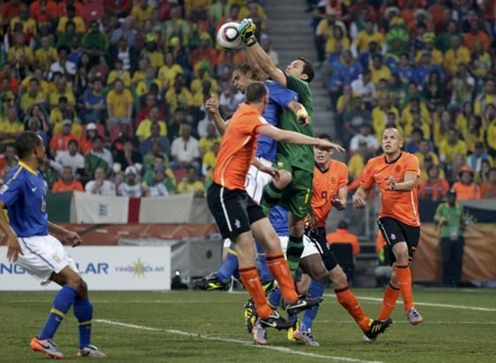 Holanda da la sorpresa y se mete en semifinales dejando fuera a Brasil en cuartos de final. / Reuters