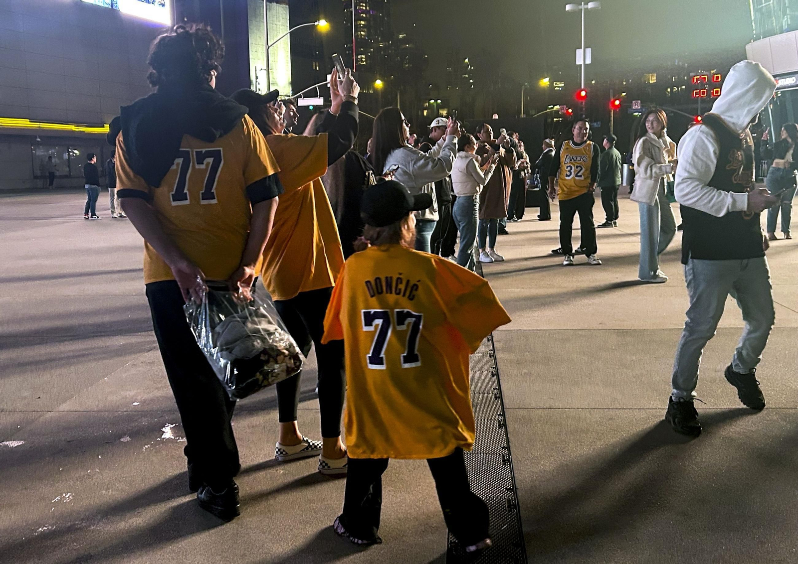 Las fotos del debut de Doncic con los Lakers