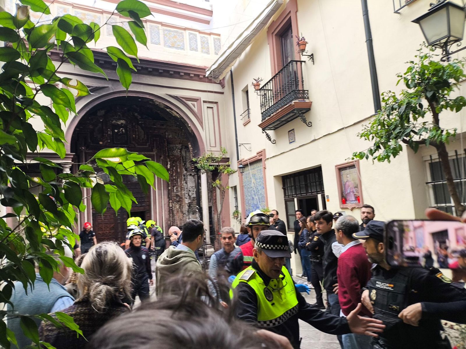 Fotos del incendo en la iglesia de San Antonio Abad, sede de la hermandad del Silencio
