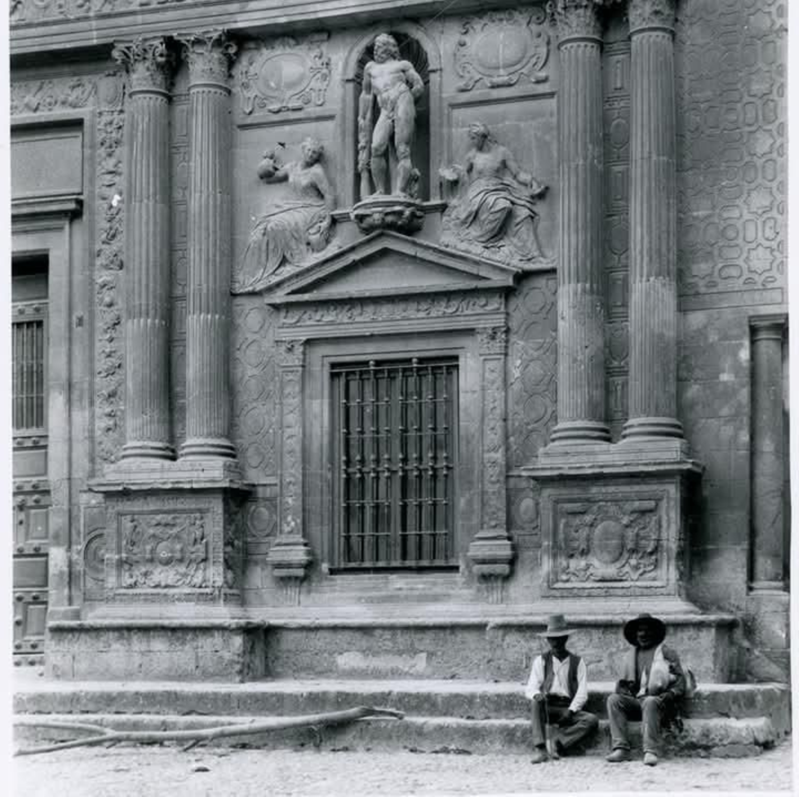 -Fachada del Consistorio en 1926, por Adolfo Mas Ginesta.