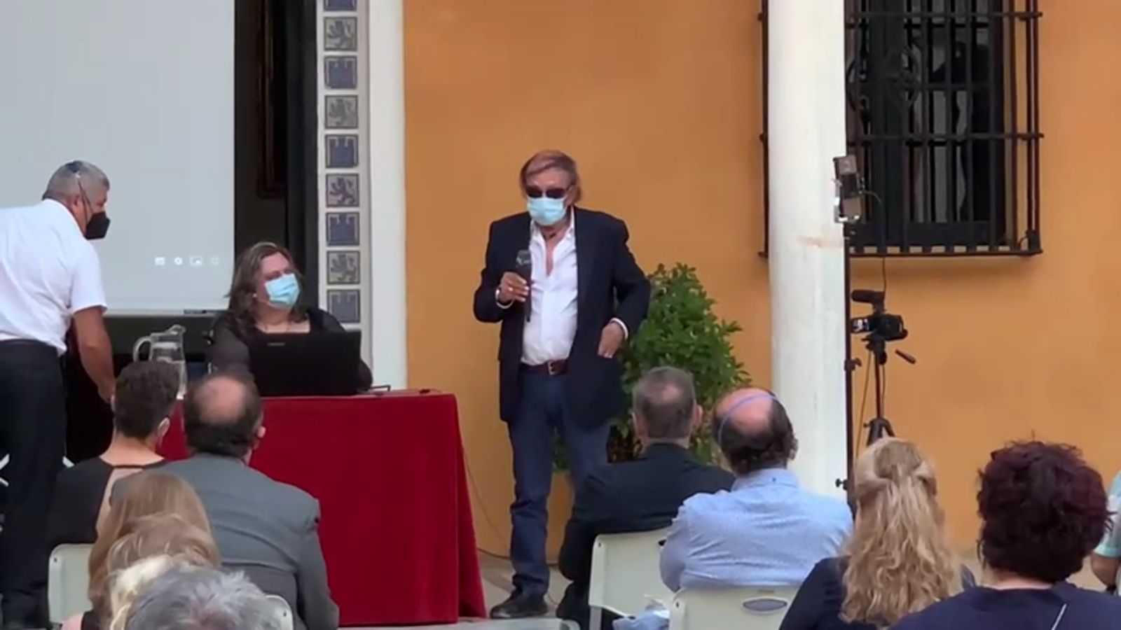 El catedrático Diego Ruiz Mata, durante la conferencia en el patio de la Montería del Real Alcázar de Sevilla.