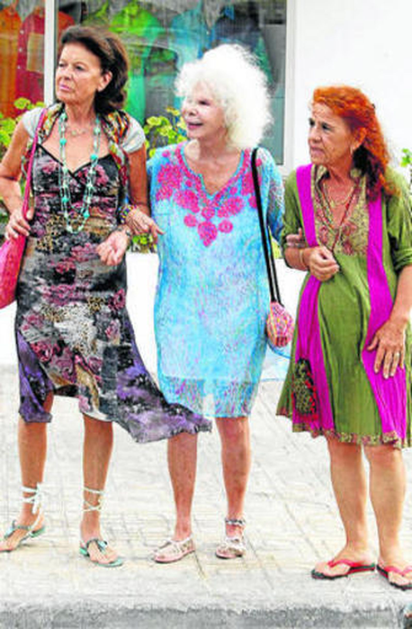 Doña Cayetana visitó tranquilamente un mercadillo.