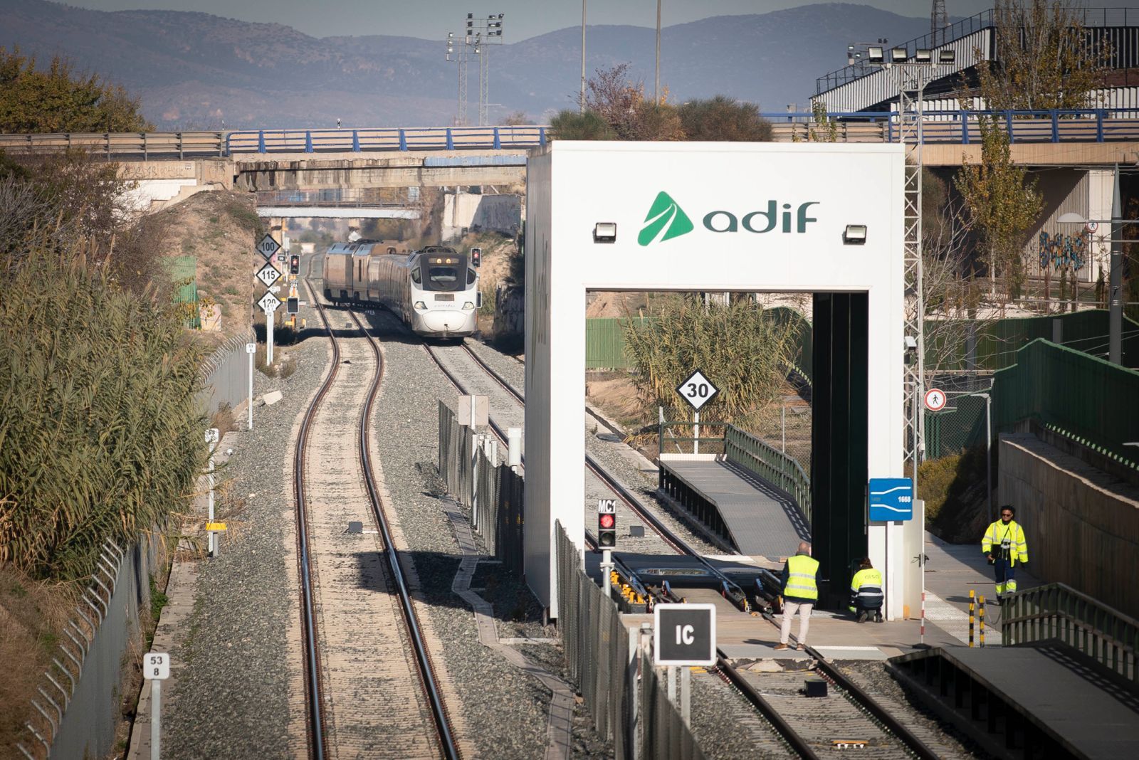 Todas las imágenes del estreno del intercambiador de vía clave en la conexión entre Granada y Madrid