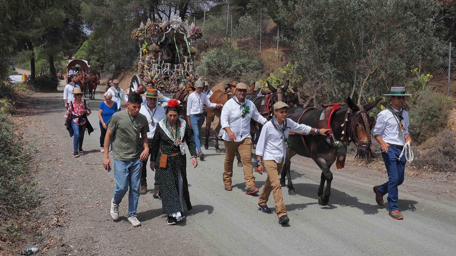 El Simpecado de Ayamonte en un camino a la salida de la localidad