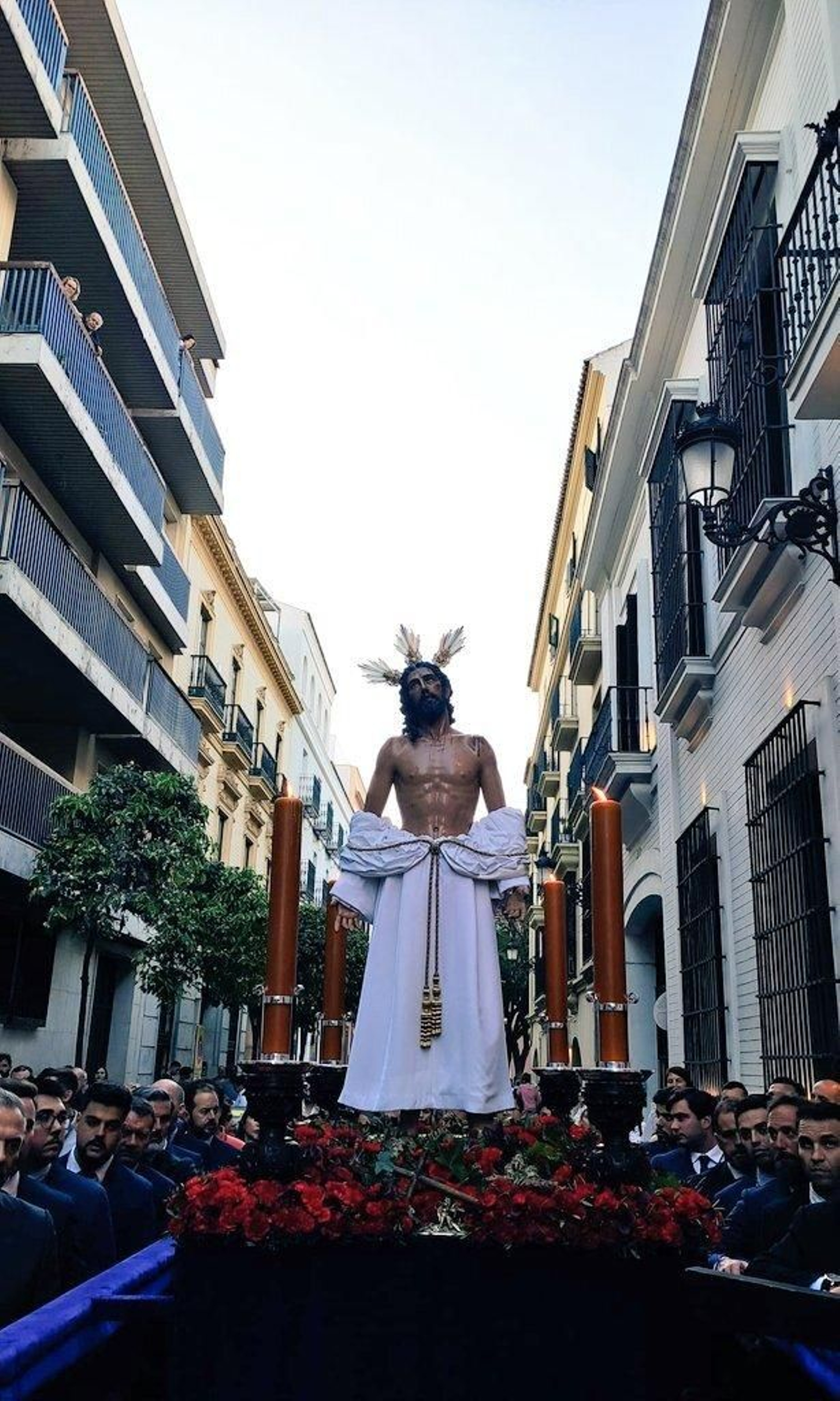 La luz de marzo dora la imagen de Jesús Despojado en su Vía Crucis