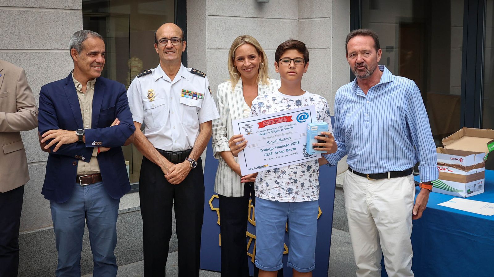 La policía entrega los 3º Premios de Infografías Sobre el Riesgo de Internet a escolares de Jerez