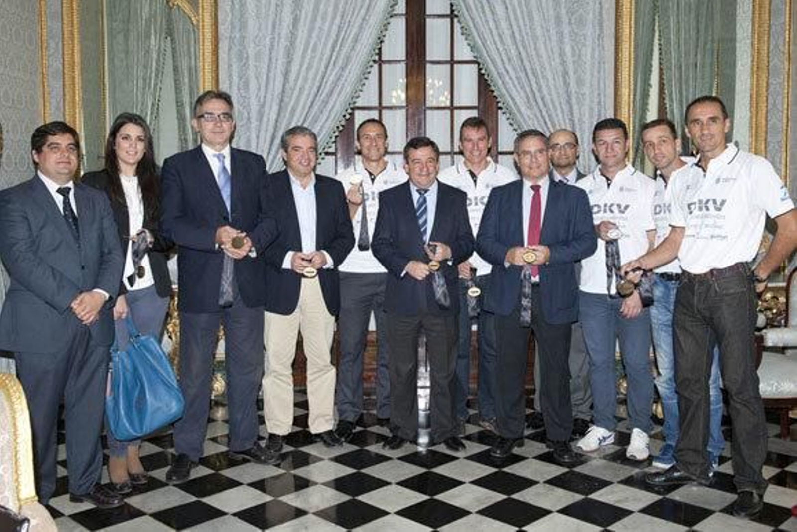 Loaiza, en el centro, junto a los miembros del Club Deportivo Sherrypol y a varios miembros de la Corporación. /Carmen Romero