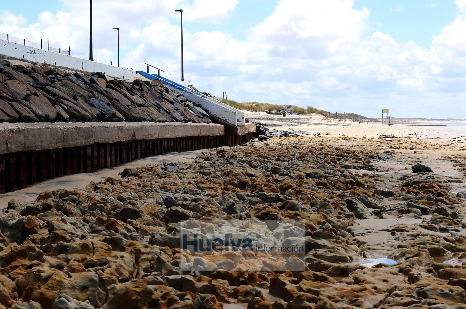 Imágenes de la zona de la playa de Matalascañas más afectada por el temporal