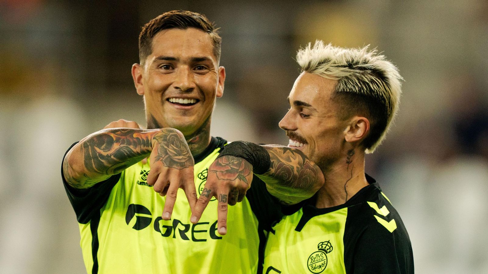 Chimy Ávila y Rodri, los autores de los dos tantos, celebran el gol del argentino.