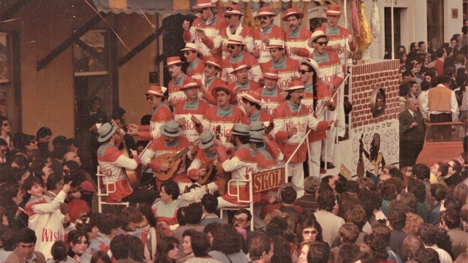 El coro de la peña Los Dedócratas en 1986: 'De pata negra'.