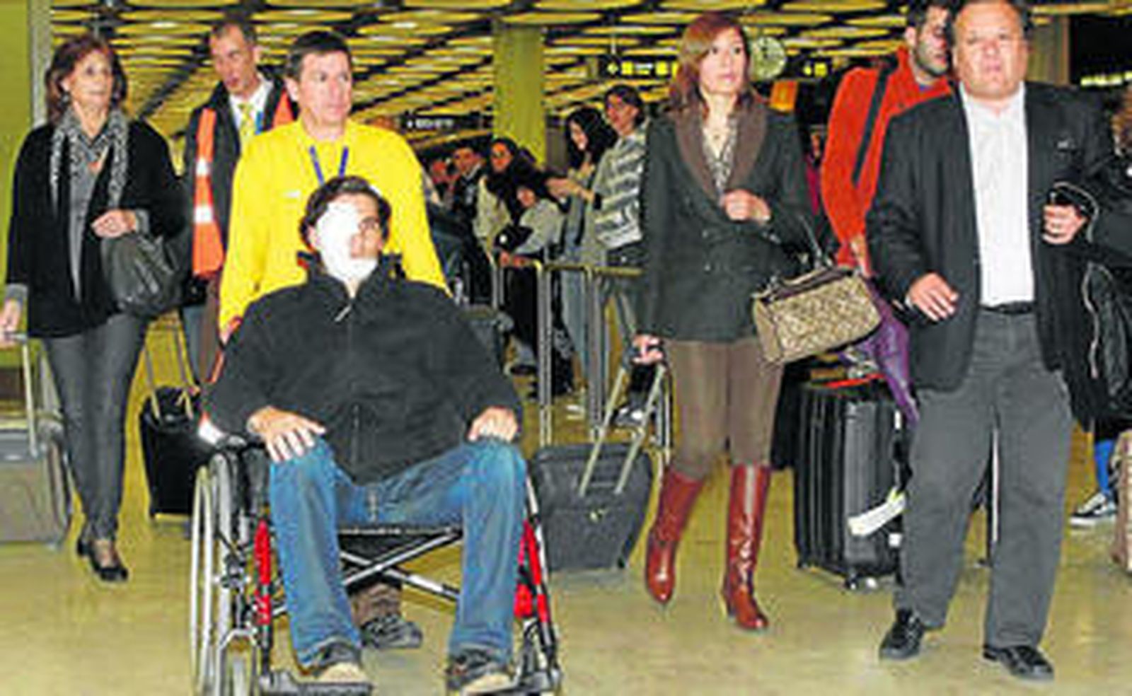 Teruel, en silla de ruedas, con su madre a la izquierda.