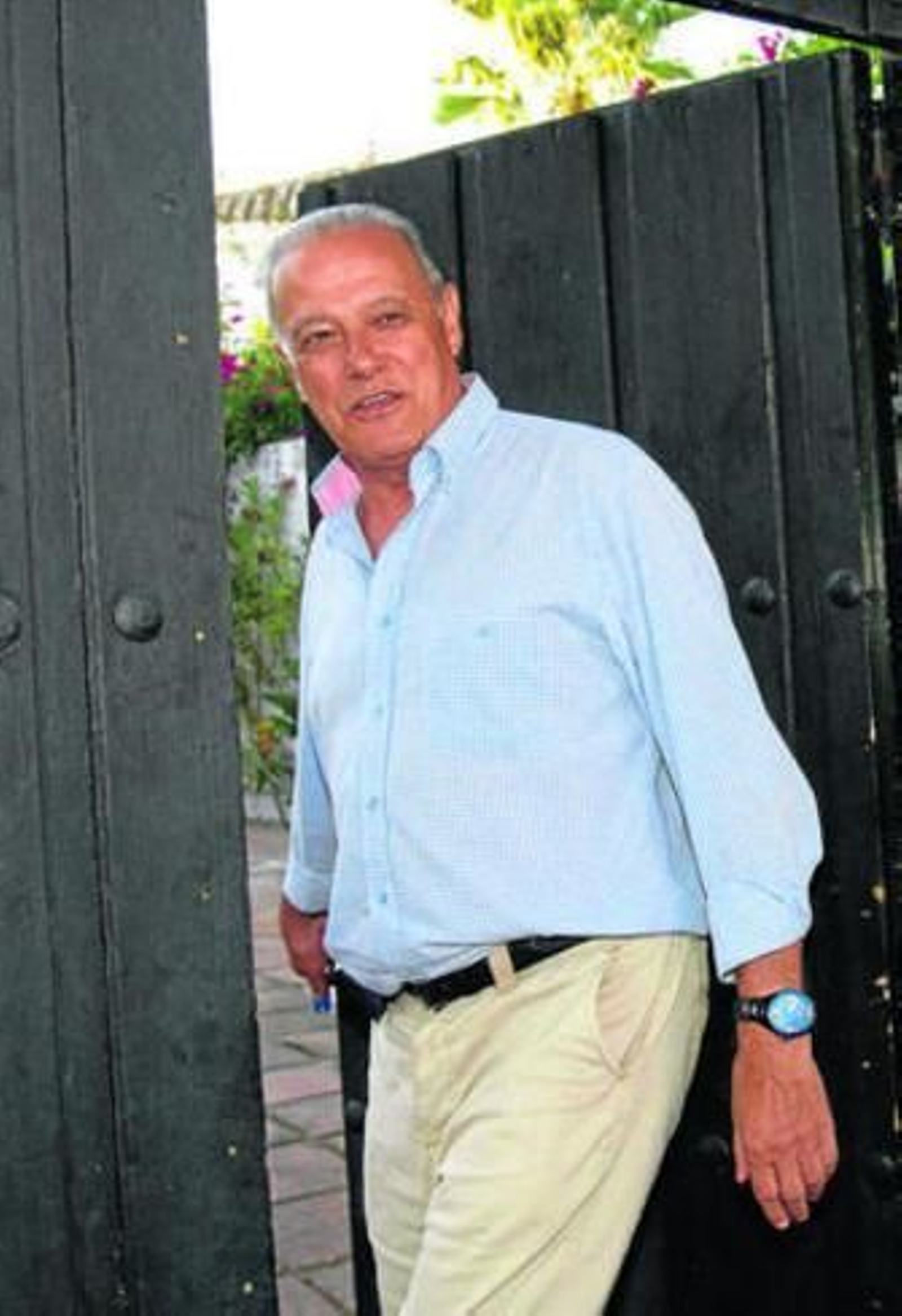 Ángel Ojeda entra en la puerta de su casa en Sanlúcar.