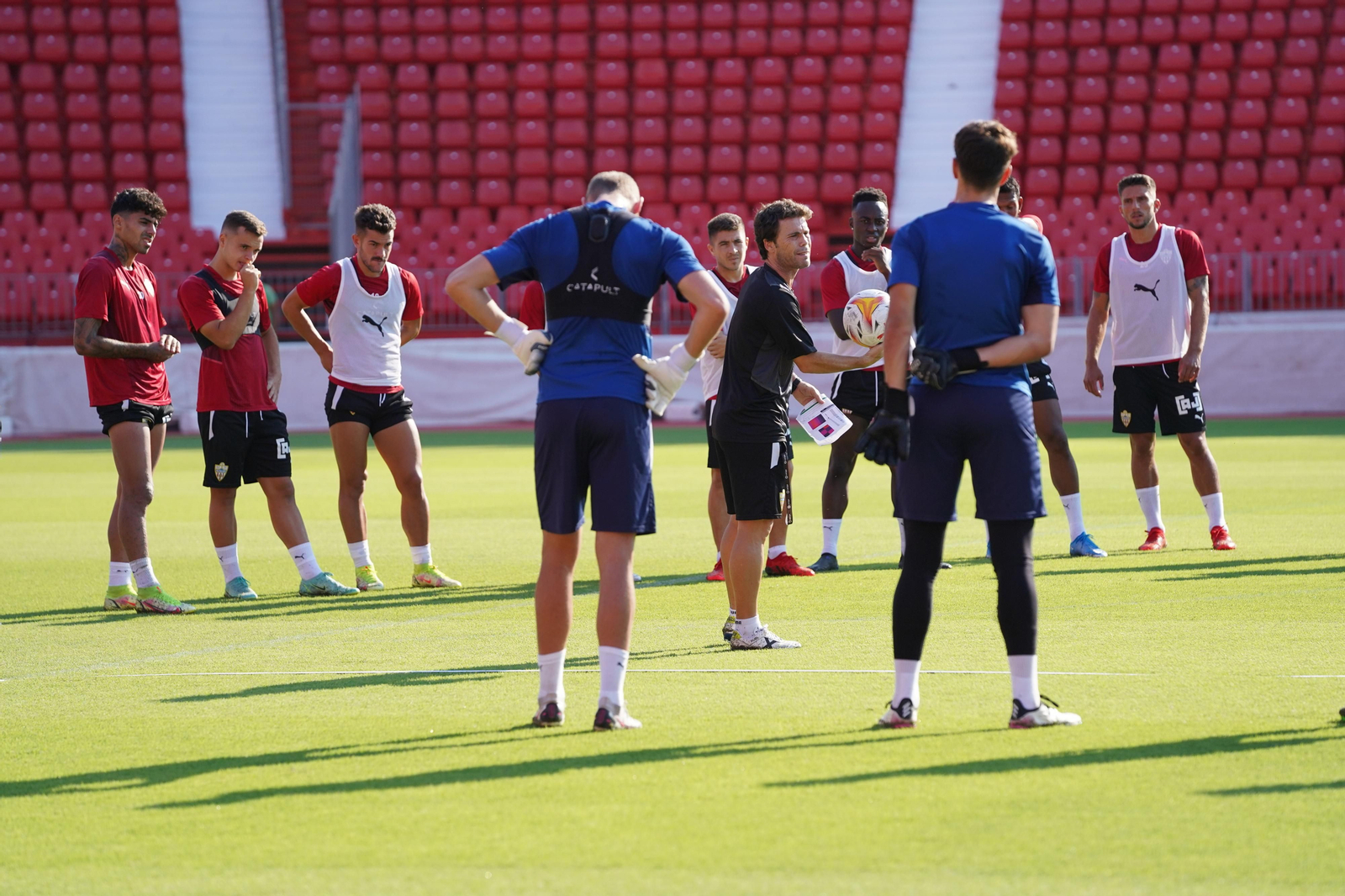 Rubi se dirige a los jugadores antes del inicio de una sesión preparatoria