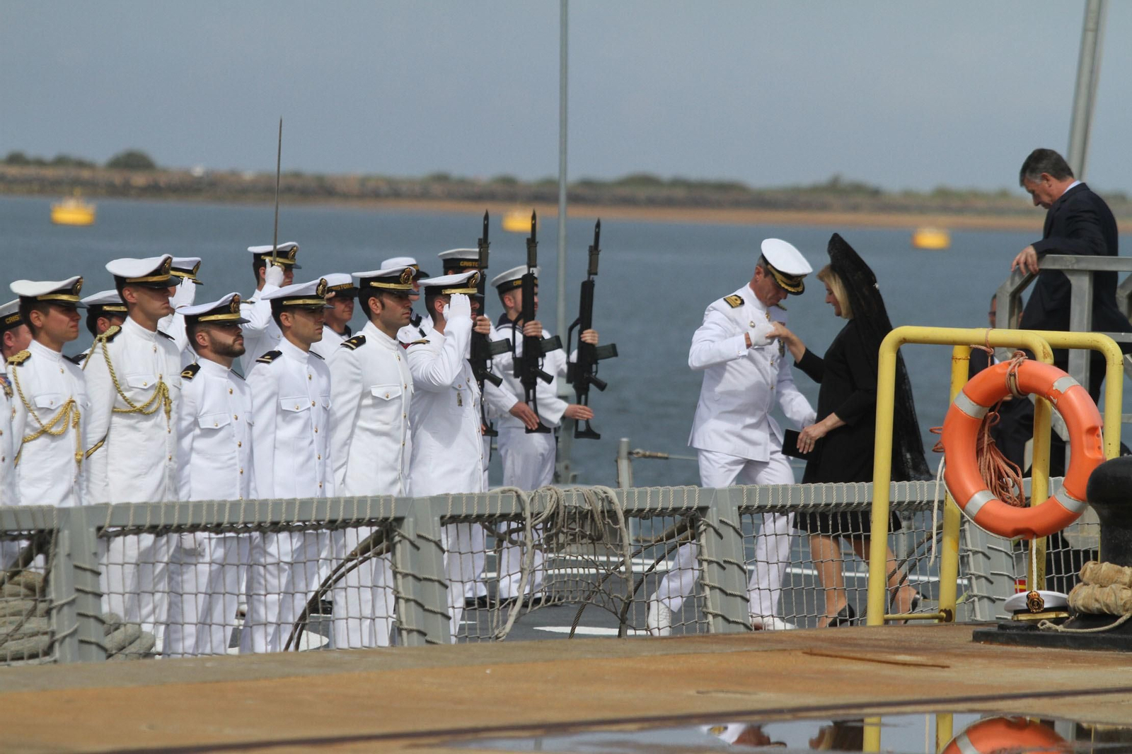 Entrega de la bandera de combate a la fragata Cristobal Colón