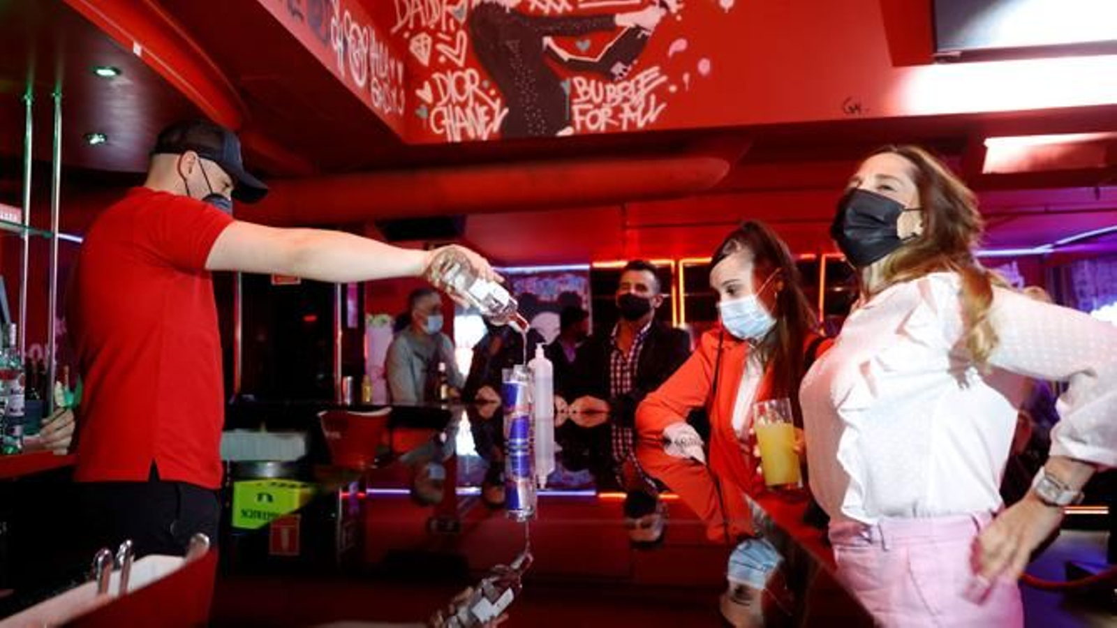 Jóvenes en un local nocturno.