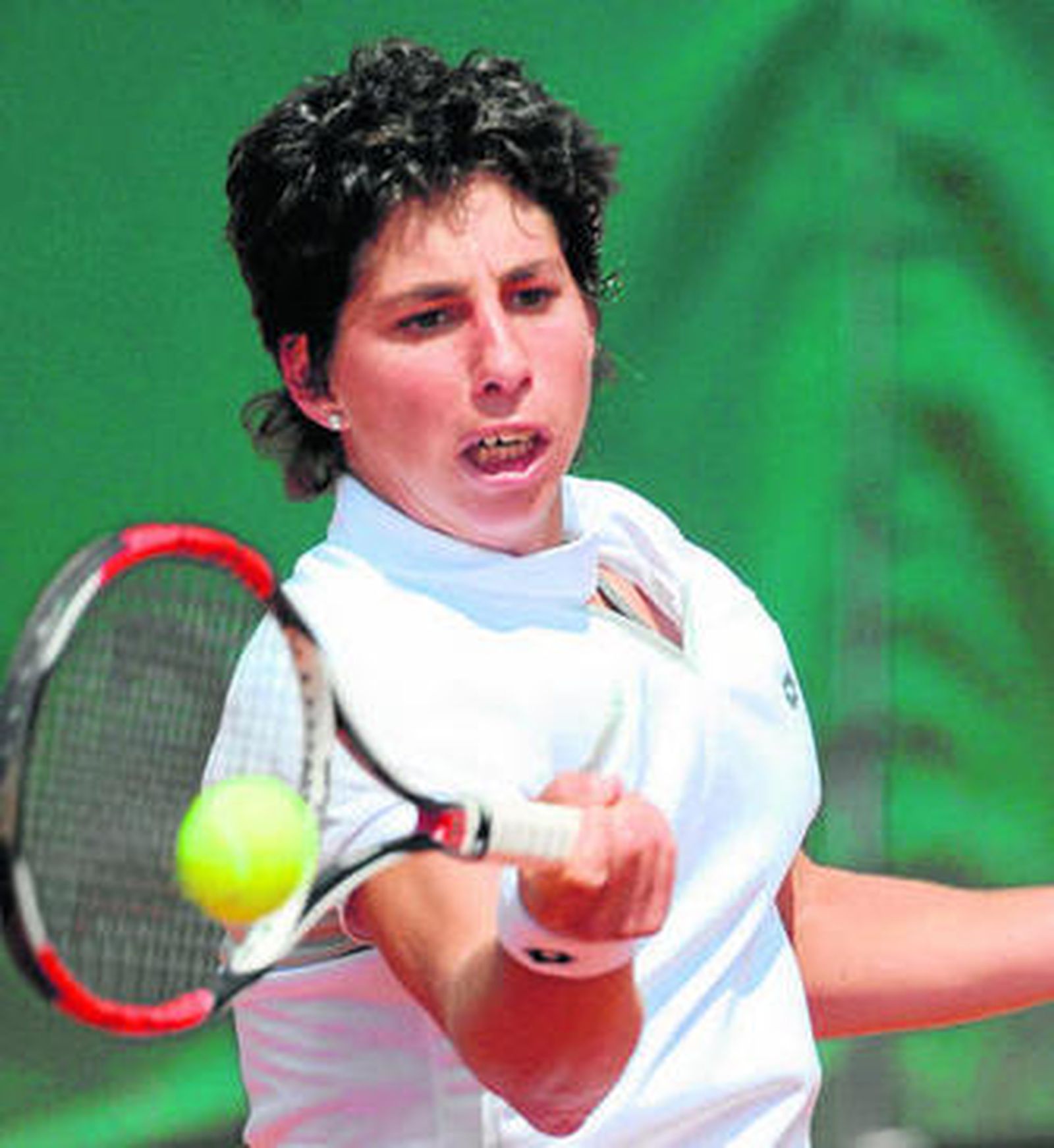 Carla Suárez golpea una bola durante su encuentro.