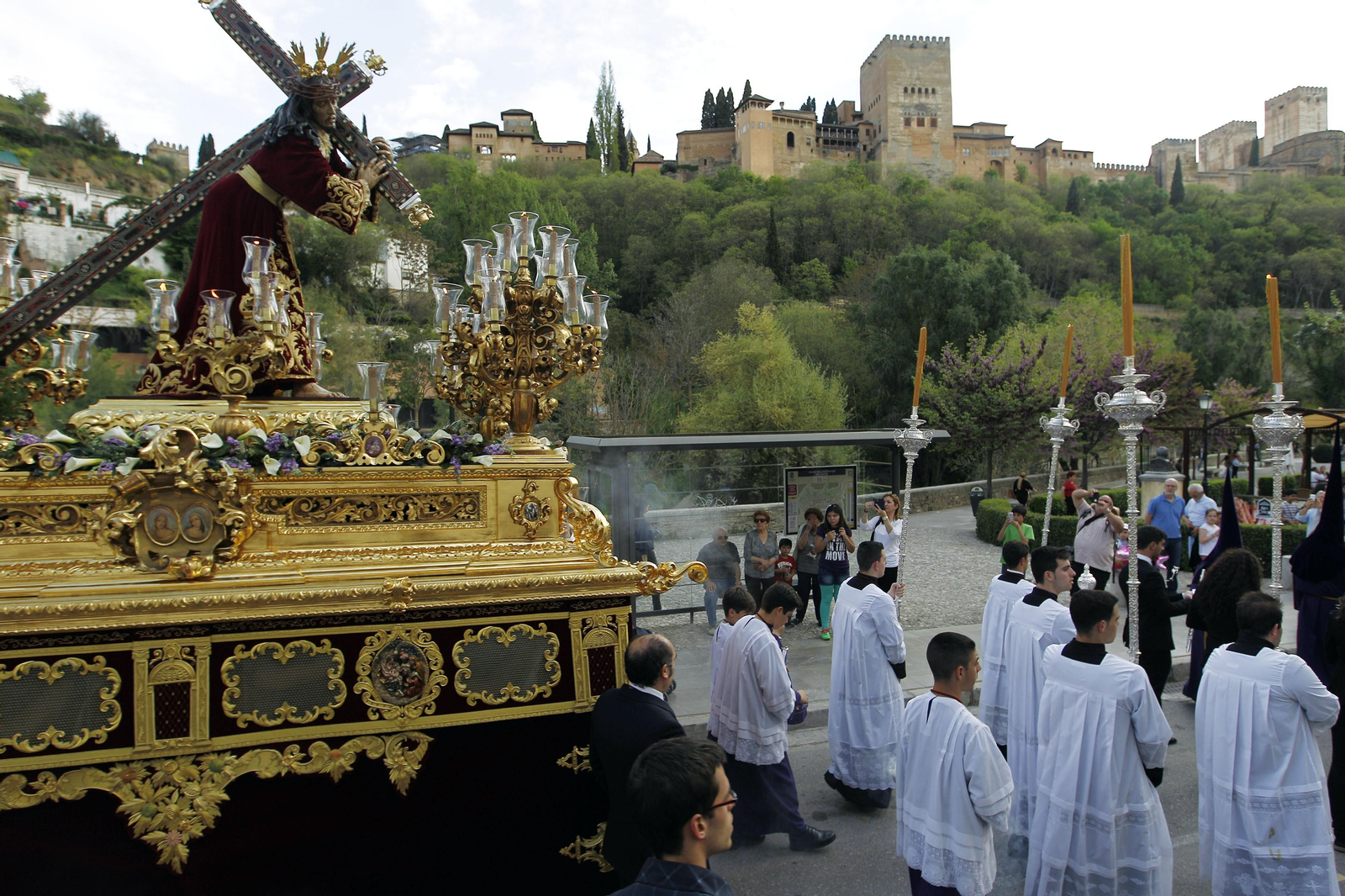 La hermandad del Santo Vía Crucis con la Alhambra de fondo.