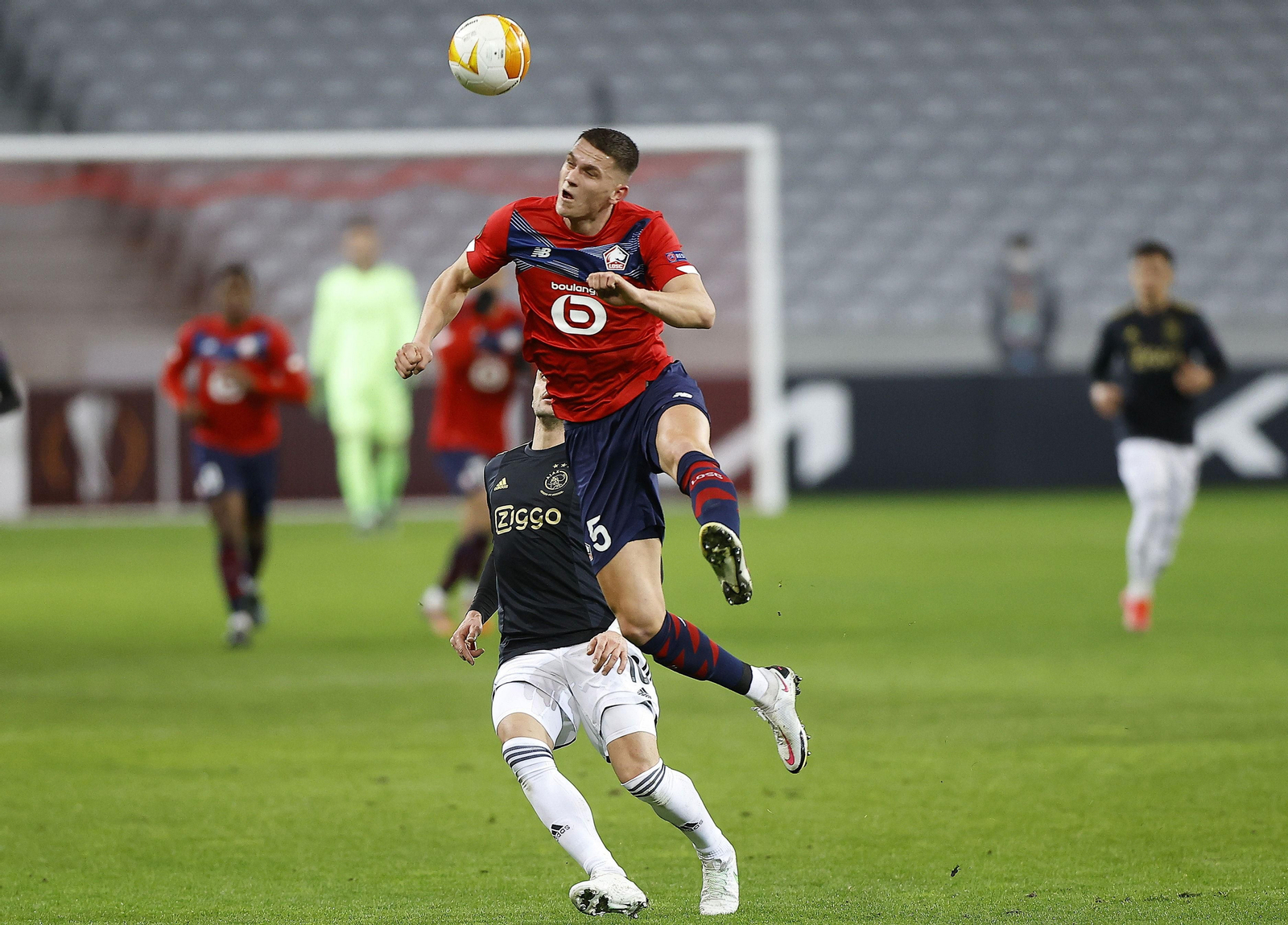 Botman salta con poderío por un balón en un Lille-Ajax de la temporada pasada.