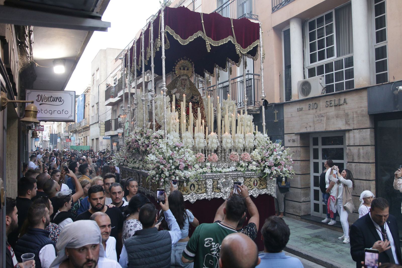 Imágenes de La Magna por las calles de Almería