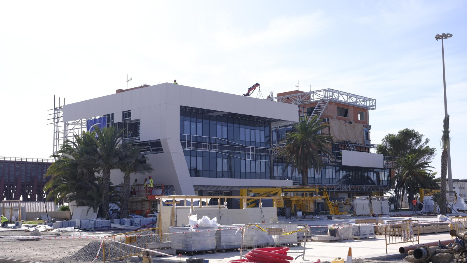 La prueba del izado de la bandera española y las obras del Puerto de Almería, en imágenes