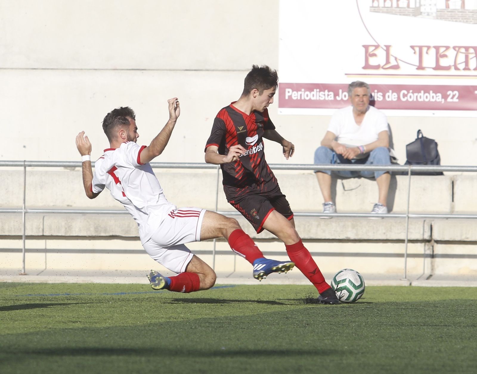 Un jugador del Séneca trata de eludir la entrada de un rival del Utrera.