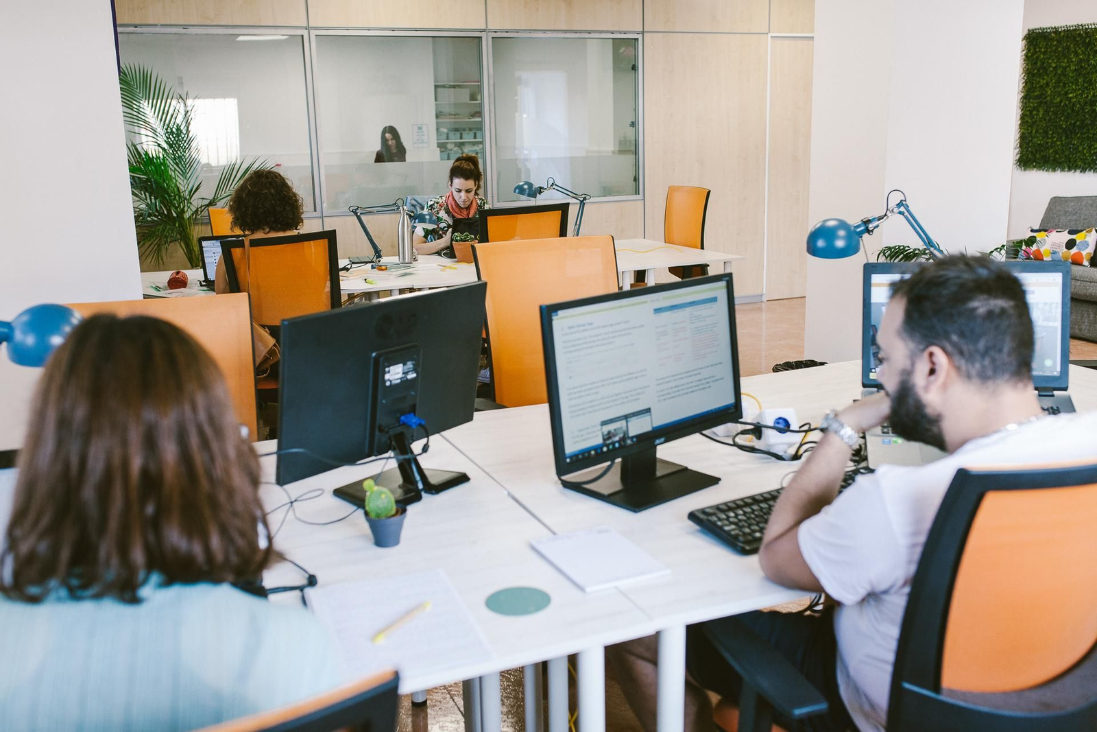Trabajadores en el coworking de El Círculo en una foto de archivo Trabajadores en el coworking de El Círculo en una foto de archivo