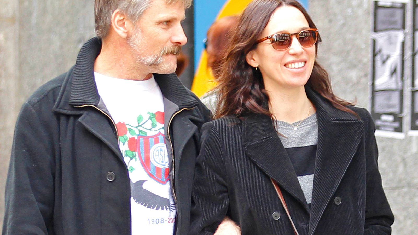 Viggo y Ariadna Gil, su pareja, paseando por las calles de Madrid.