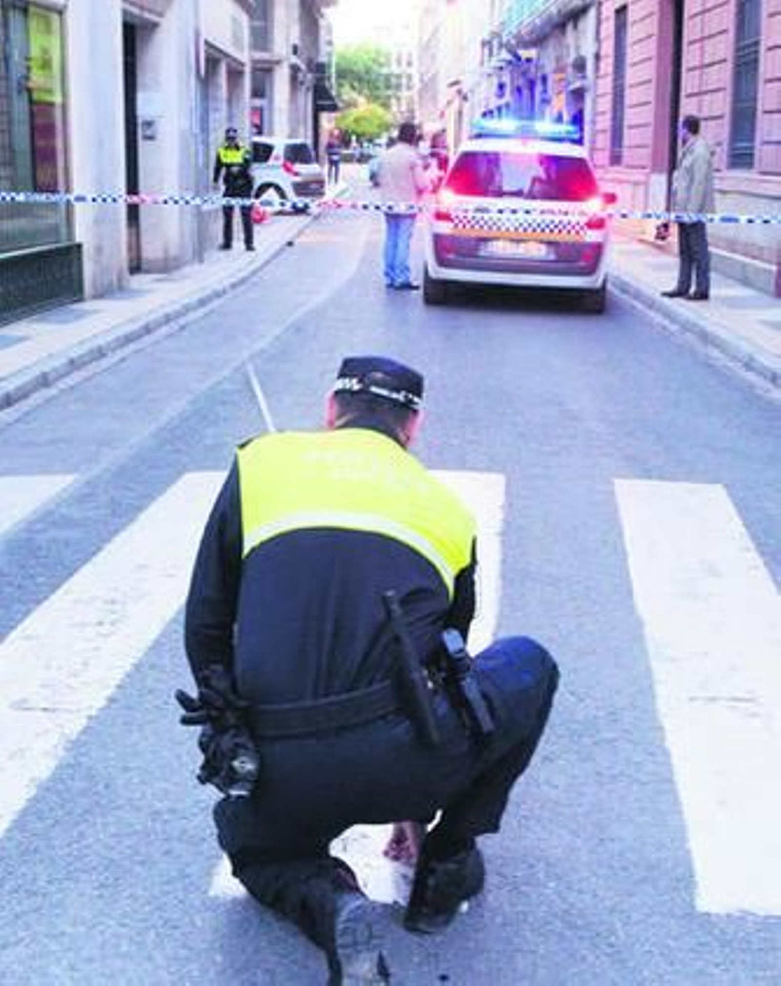 Un policía local realiza mediciones en el lugar del accidente.