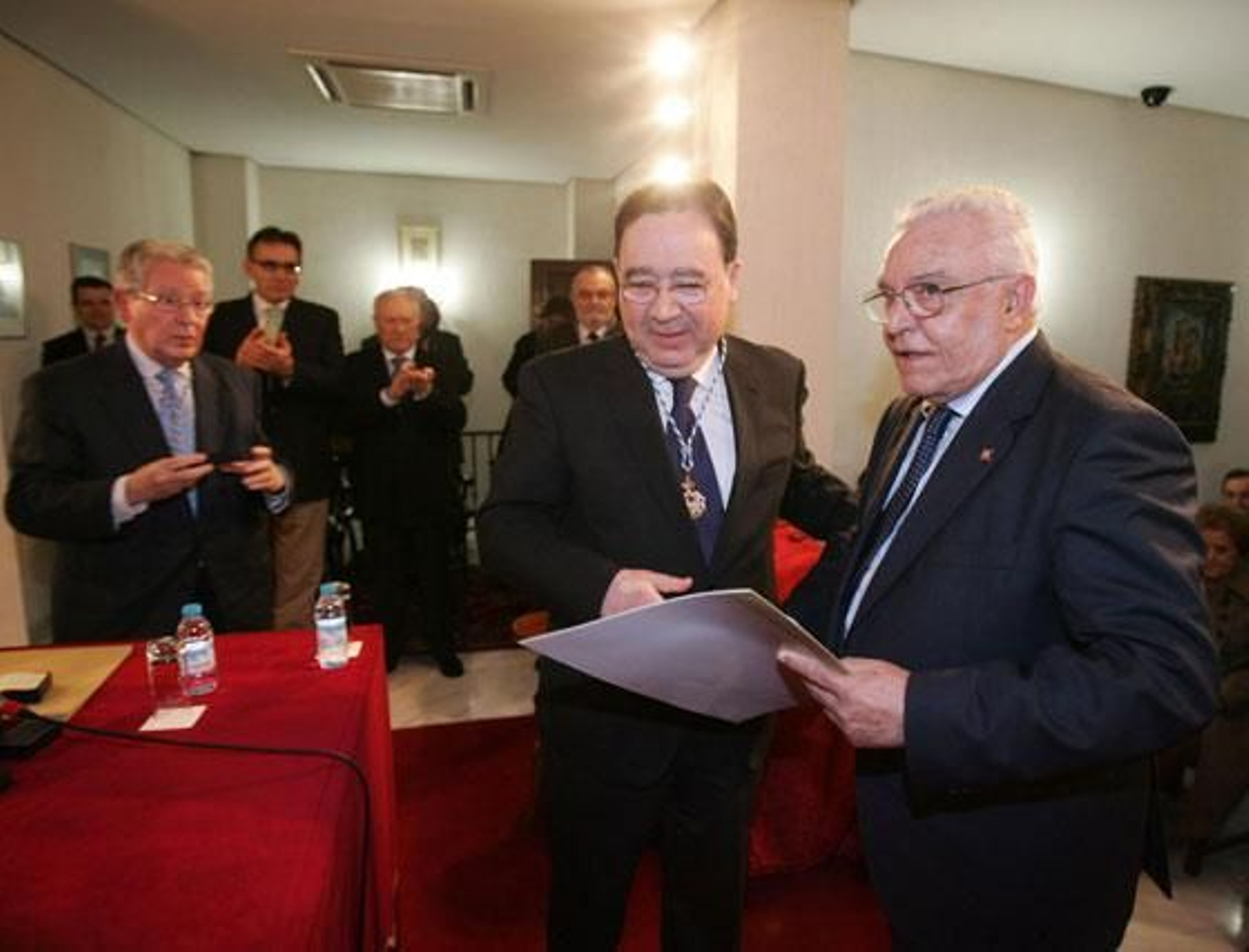 La Academia San Dionisio entrega sus distinciones 'Amigos de la Academia' a l teniente hermano mayor de La Defensión, Francisco Cómez Mori;  el profesor jubilado Antonio Sanz Zamorano, a los que se unen, “por su especial colaboración con la Corporación”, las periodistas de Diario de Jerez Pilar Nieto Reguera y Arantxa Cala Hurtado, el jefe de Protocolo de Cajasol, José Soto Ríos, y el coro de capilla ‘San Pedro Nolasco’. Los reconocimientos fueron entregados por el presidente de la Academia, Joaquín Ortiz Tardío por su apoyo a la Real Corporación

Foto: Pascual