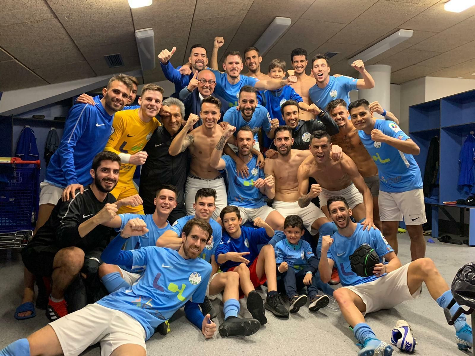 Los jugadores del Ciudad de Lucena celebran su triunfo ante el Betis Deportivo.