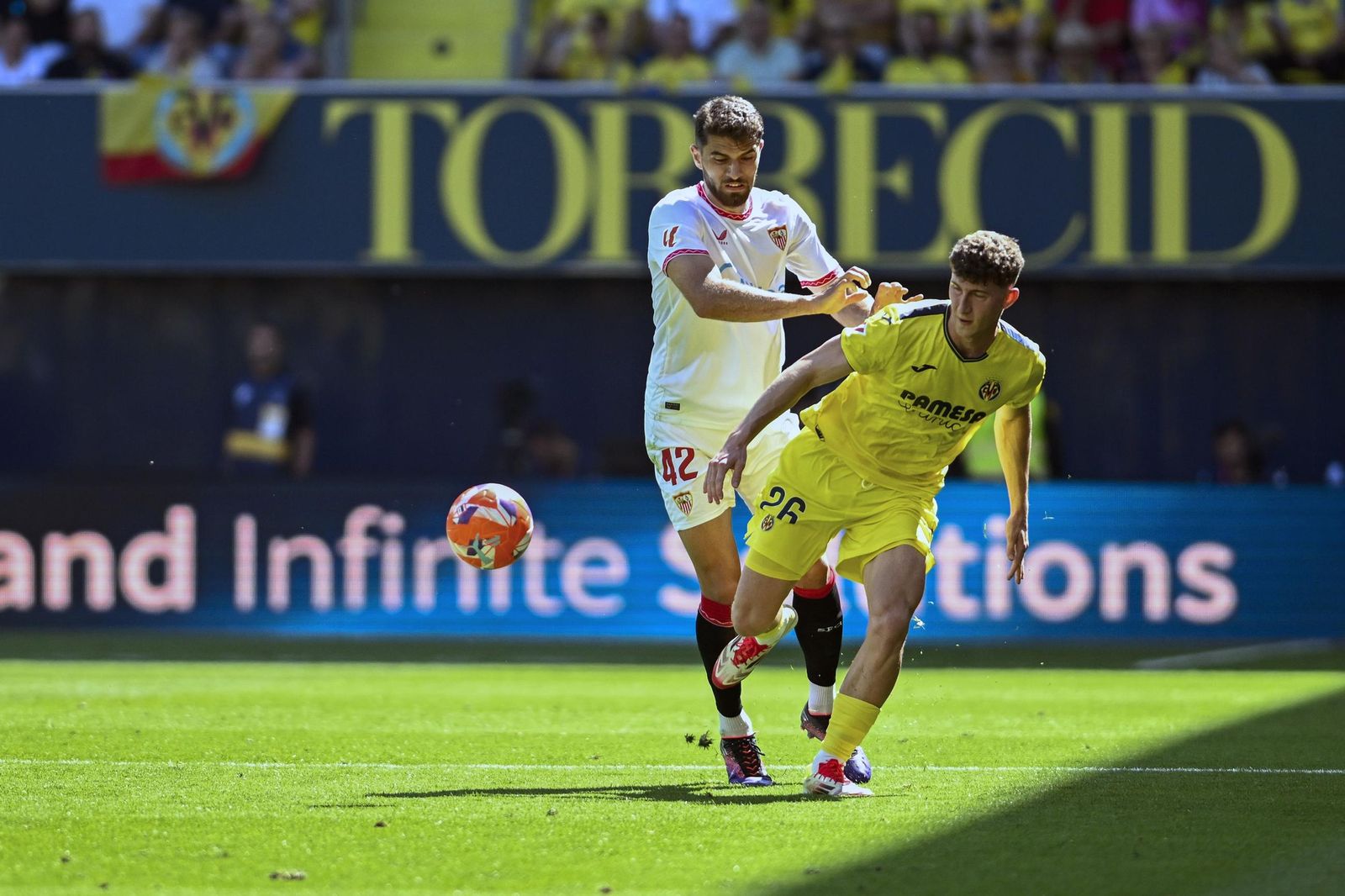 García Pascual pugna por un balón con el joven Pau Navarro.