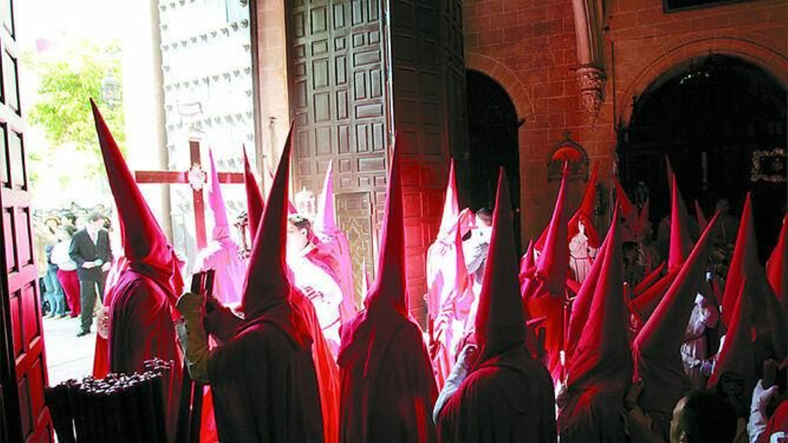 Nazarenos de la Cena saliendo el Lunes Santo de San Marcos.
