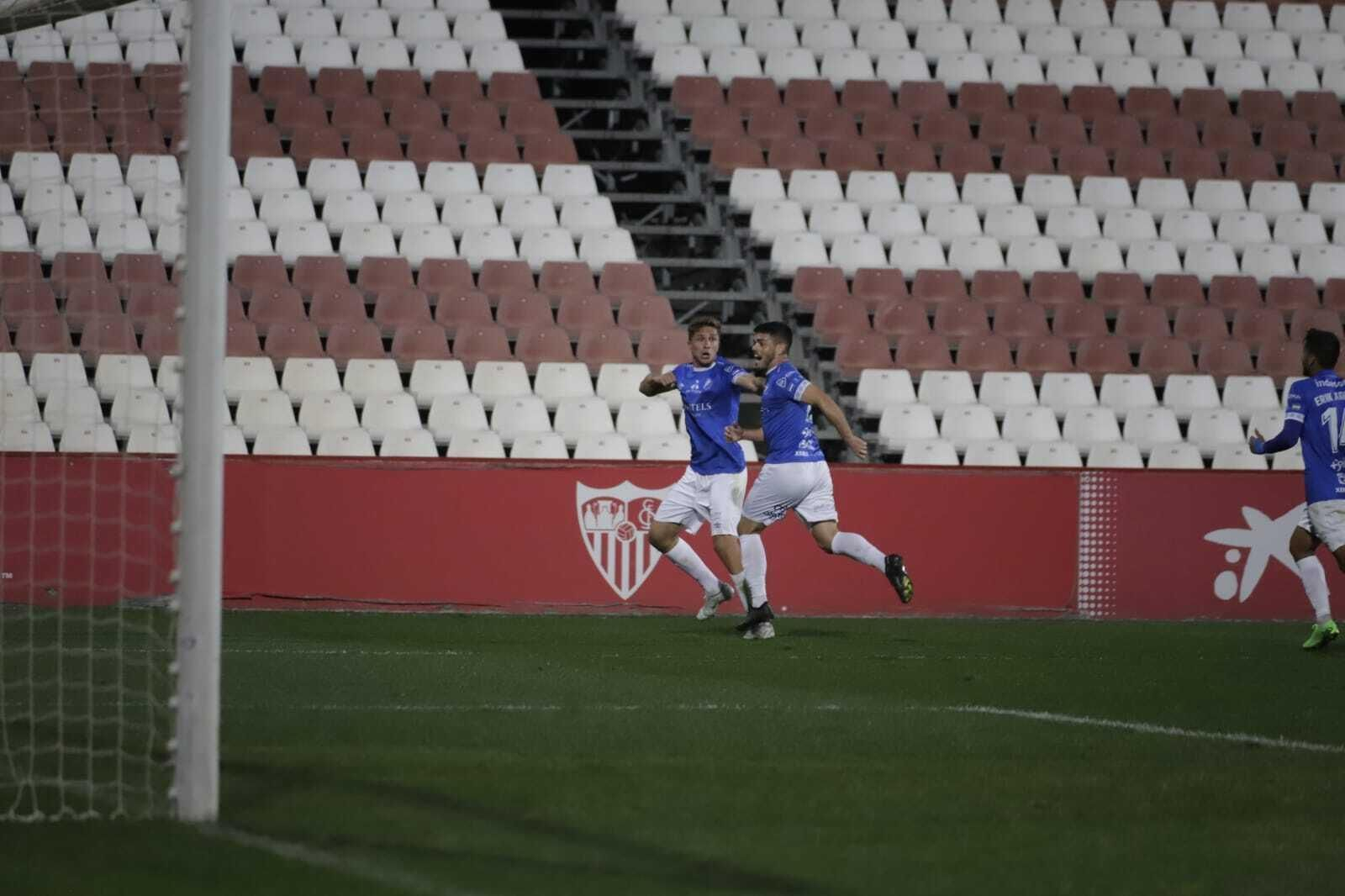 Carri, autor del tanto del triunfo de penalti, celebra su tanto junto a Simeone. Carri, autor del tanto del triunfo de penalti, celebra su tanto junto a Simeone.