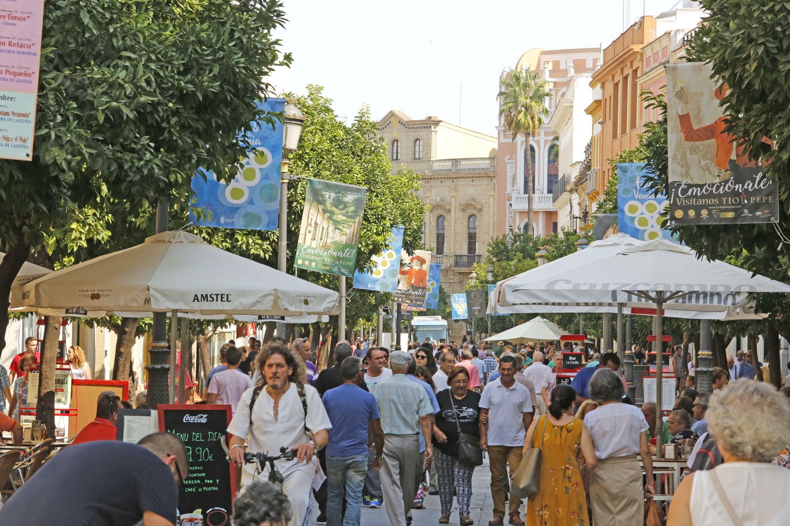 La calle Larga con carteles de las Fiestas de la Vendimia, en una pasada edición.