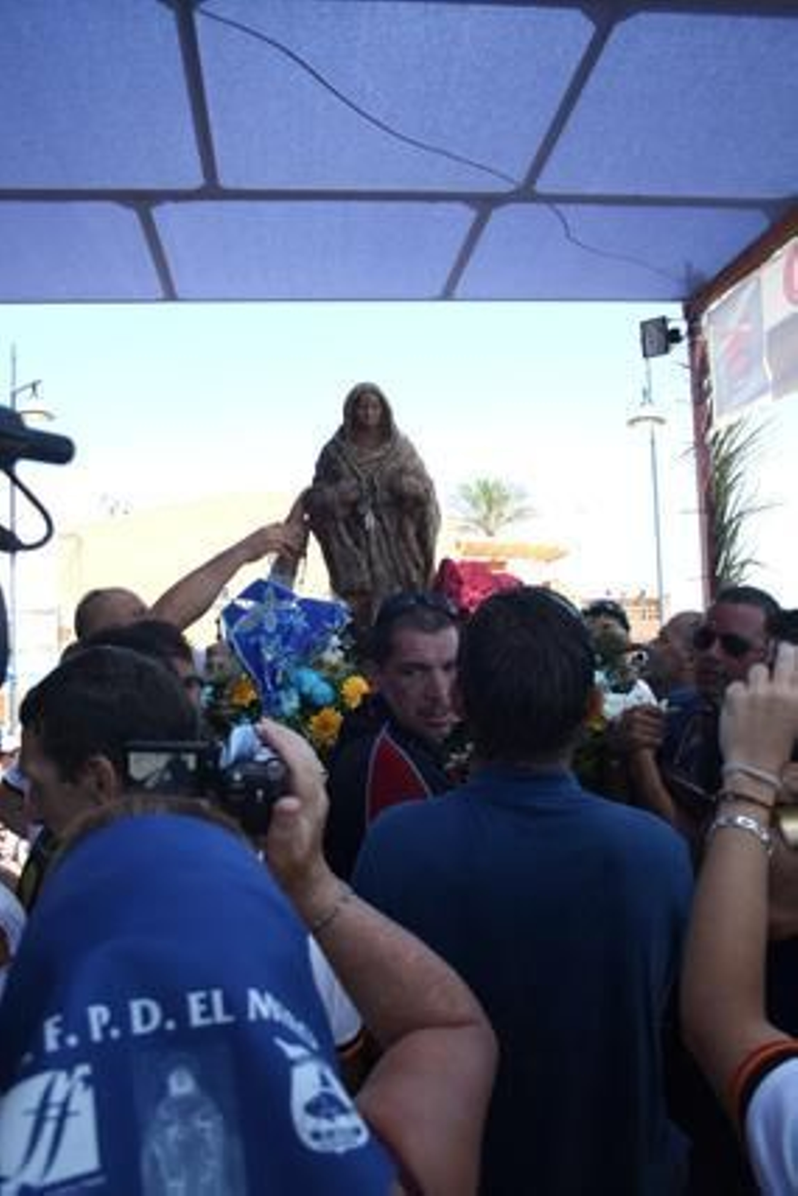 Miles de fieles recibieron con entusiasmo a la imagen en su llegada a la playa.

Foto: Fran Montes