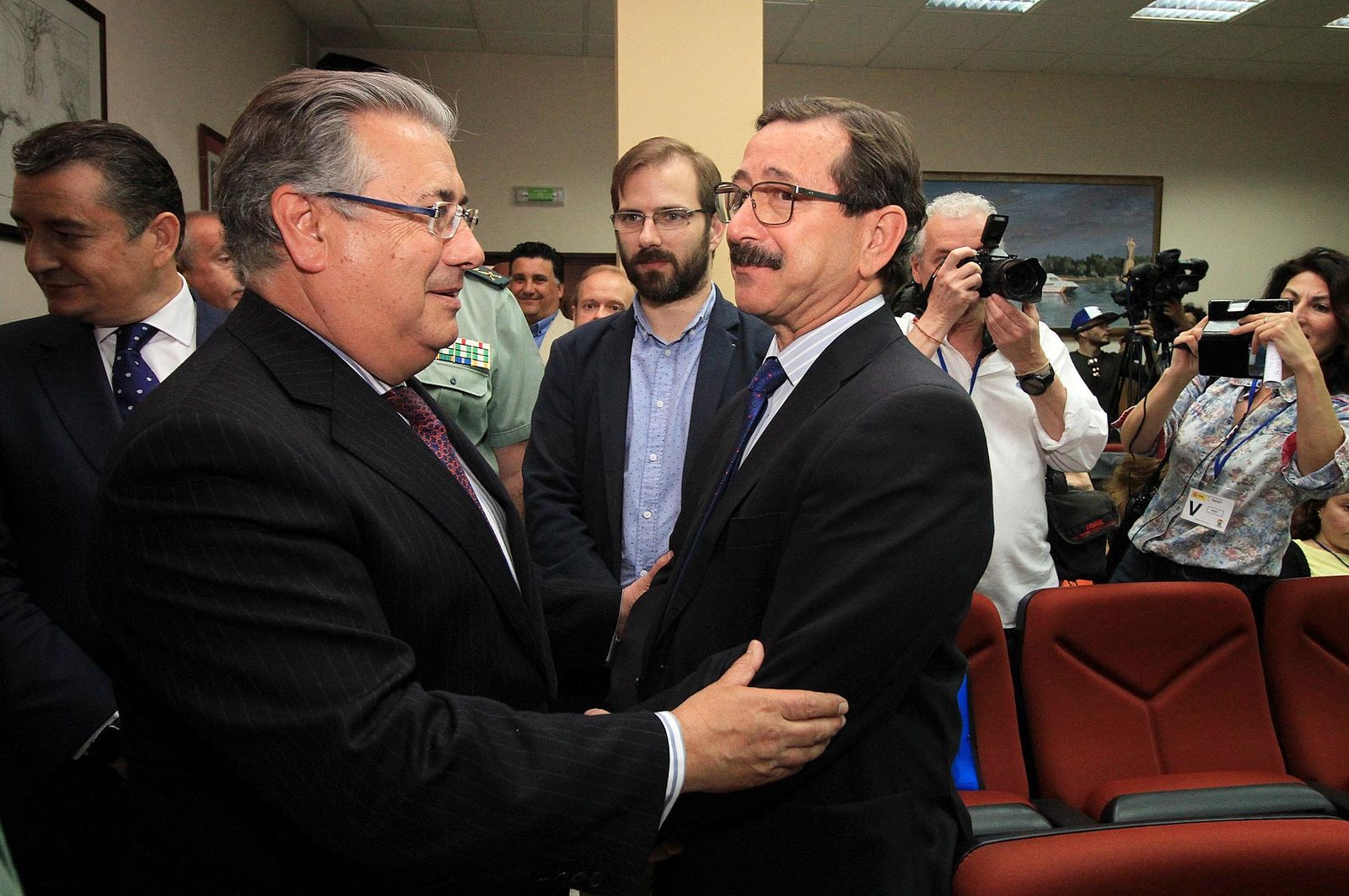 Juan Ignacio Zoido, ministro del Interior, presenta en la Comandancia de la Guardia Civil la nueva versión de AleryCops y el dispositivo del Rocío y posteriormente acude a la Diputación de Huelva para visitar la exposición sobre el terrorismo, en imágenes