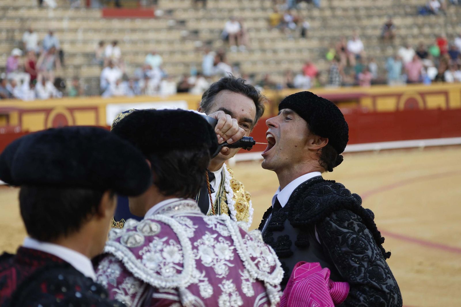 Una decepcionante corrida de Miura con Esaú Fernández a hombros cierra Algeciras