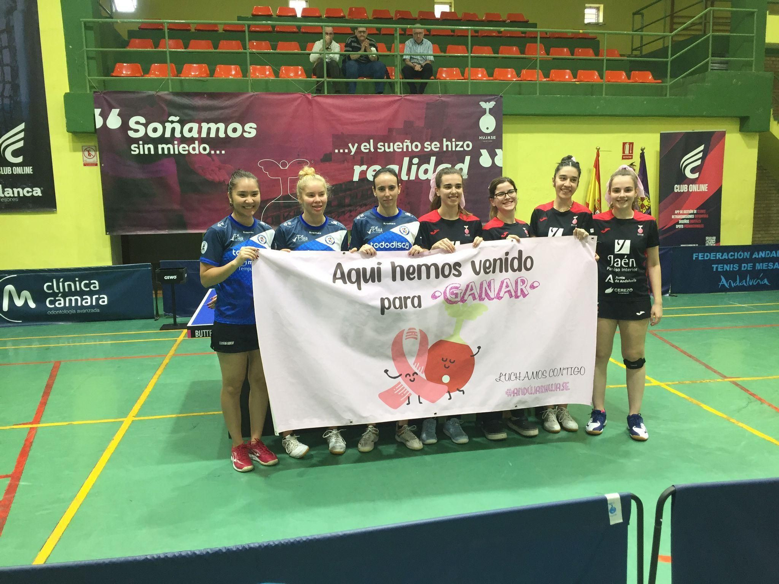 Las jugadoras del CTM Jerez y el Hujase posaron con una bandera en favor de la lucha contra el cáncer.