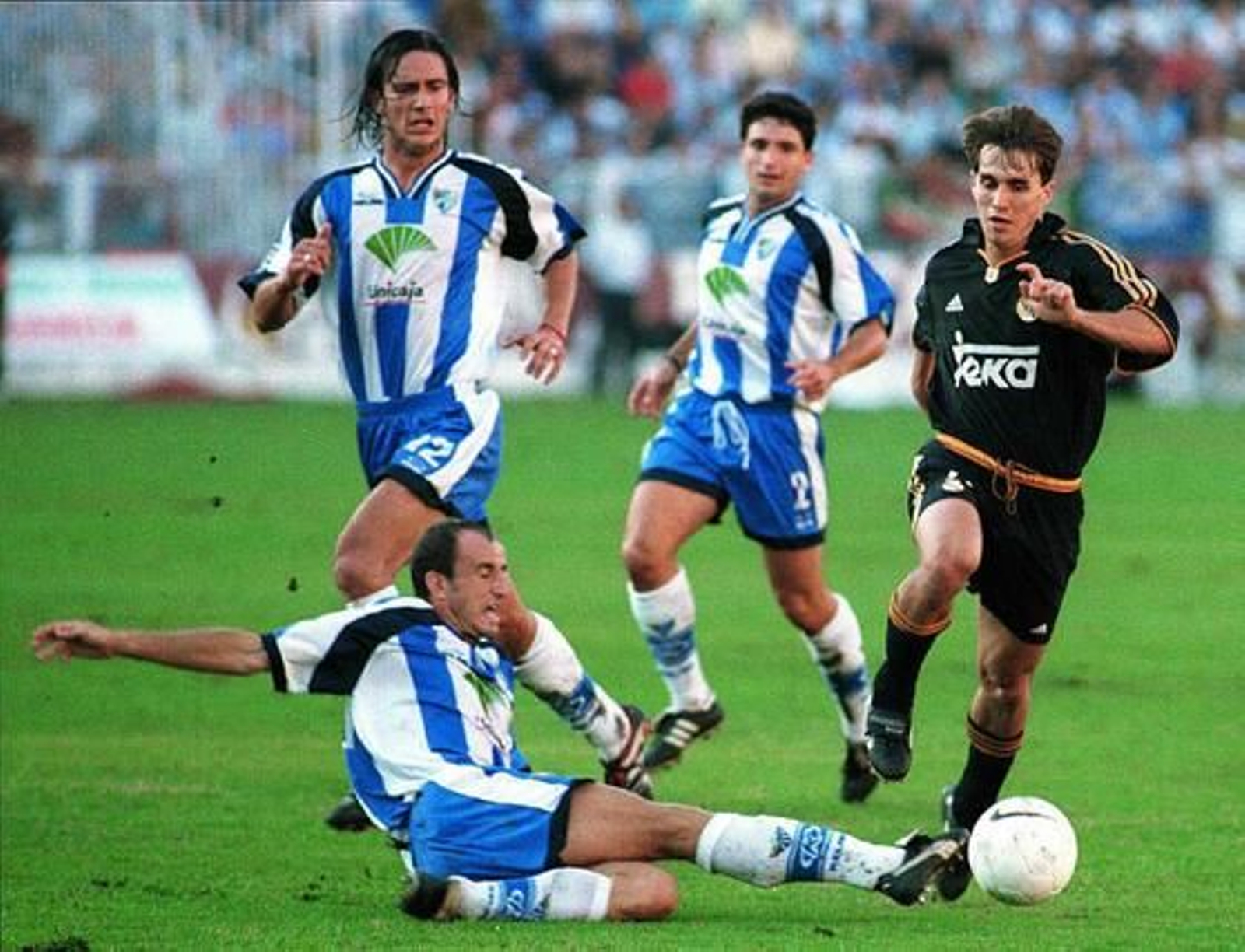 8. Larrainzar

El pamplonica llegó a Málaga desde el Osasuna y se trajo toda la garra norteña al sur. Contundente y guerero, Larrainzar está en el 'top ten' de más expulsados con la blanquiazul. El central era duro durante aquel fútbol de los 90 que destacaba más por el físico que por el orden. Hoy en día lo pasaría mal con las nuevas normativas y este nuevo fútbol en el que sacar los codos de paseo acarrea sanción. 

Foto: Malaga Hoy