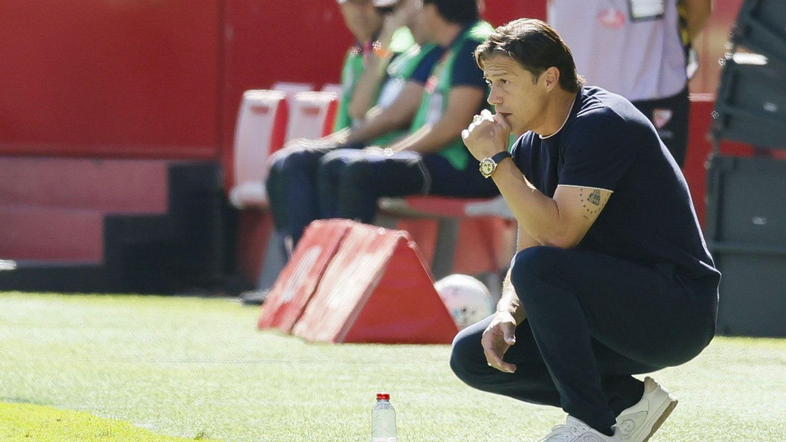 Almeyda, en un gesto habitual durante el Sevilla-Mallorca.