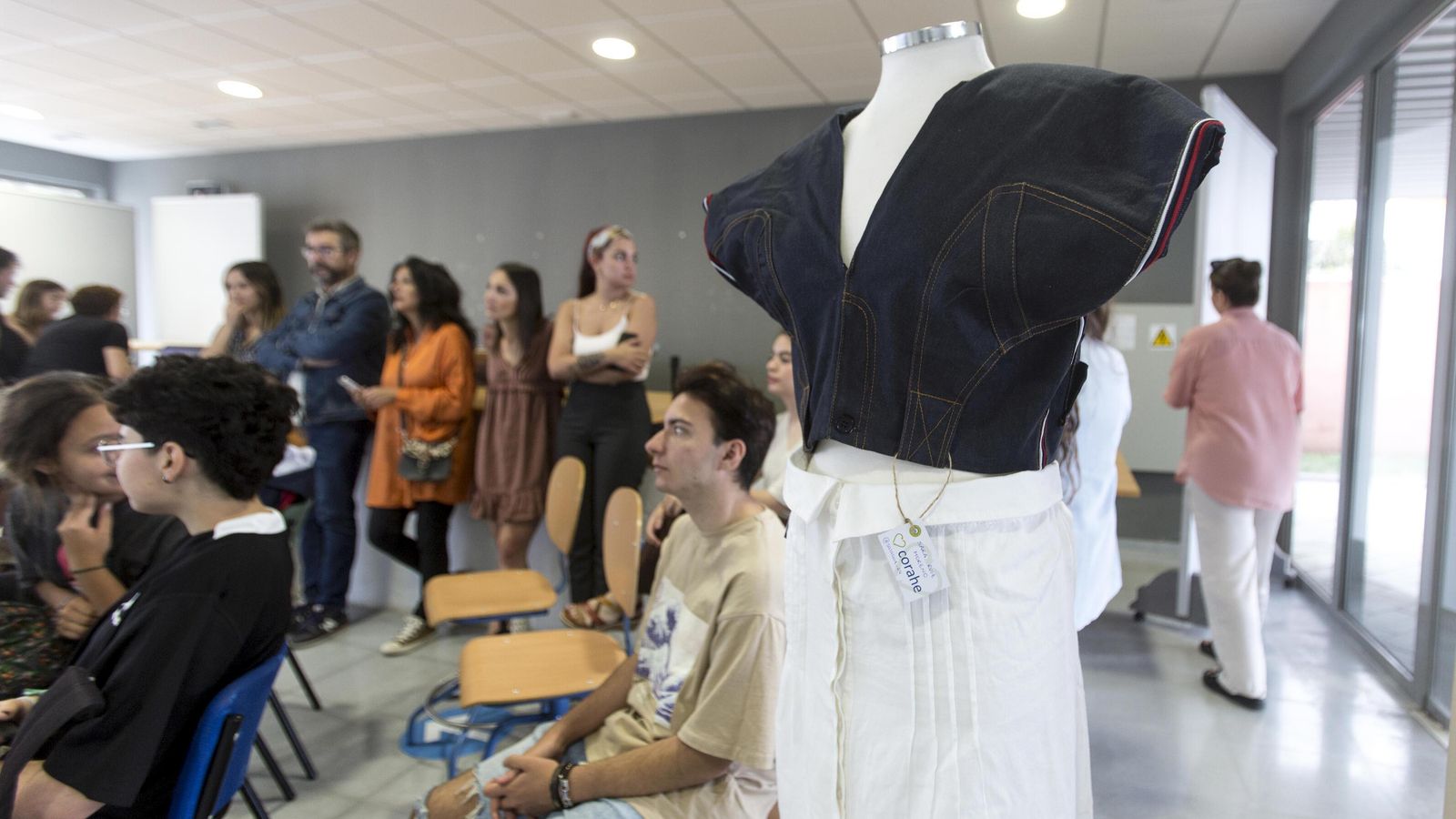 Algunos de los alumnos, durante la presentación de la colección.