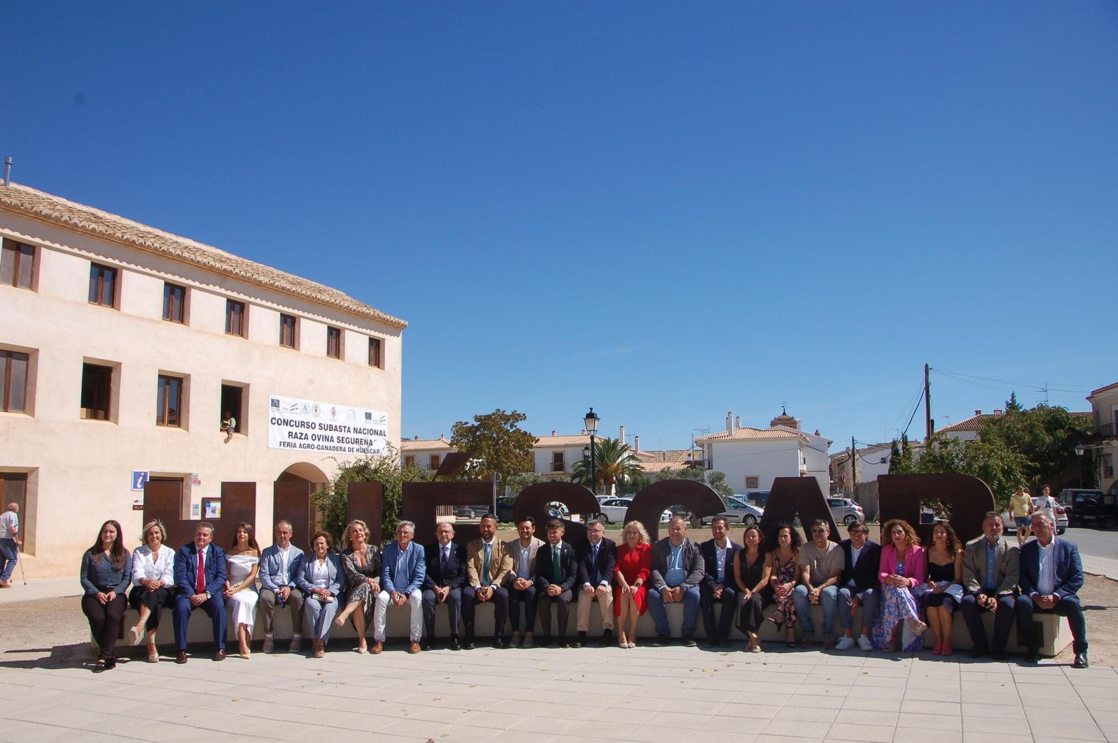Las autoridades del evento posando en la entrada del municipio poco antes de la presentación de la Feria Agroganadera de Huéscar.